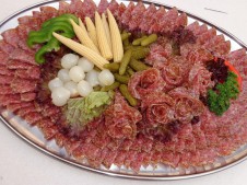 1 kg obložená mísa - maďarský uherský salám PICK se stříbrnými cibulkami, cornichonkami a kukuřičkami
