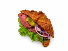 Croissant s roastbeefem na křenovém dresinku