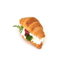 Mini croissant s kozím sýrem, brusinkami a rukolou