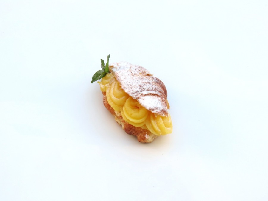 Sladký mini croissant s vanilkovým krémem