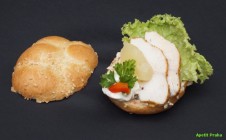 Bezlaktózová světlá banketní houstička Hawai s kuřecím kari salátem s majonézou a kuřecími prsíčky