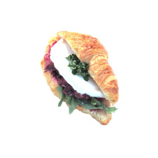 Mini croissant s kozím sýrem a tartarem z červené řepy