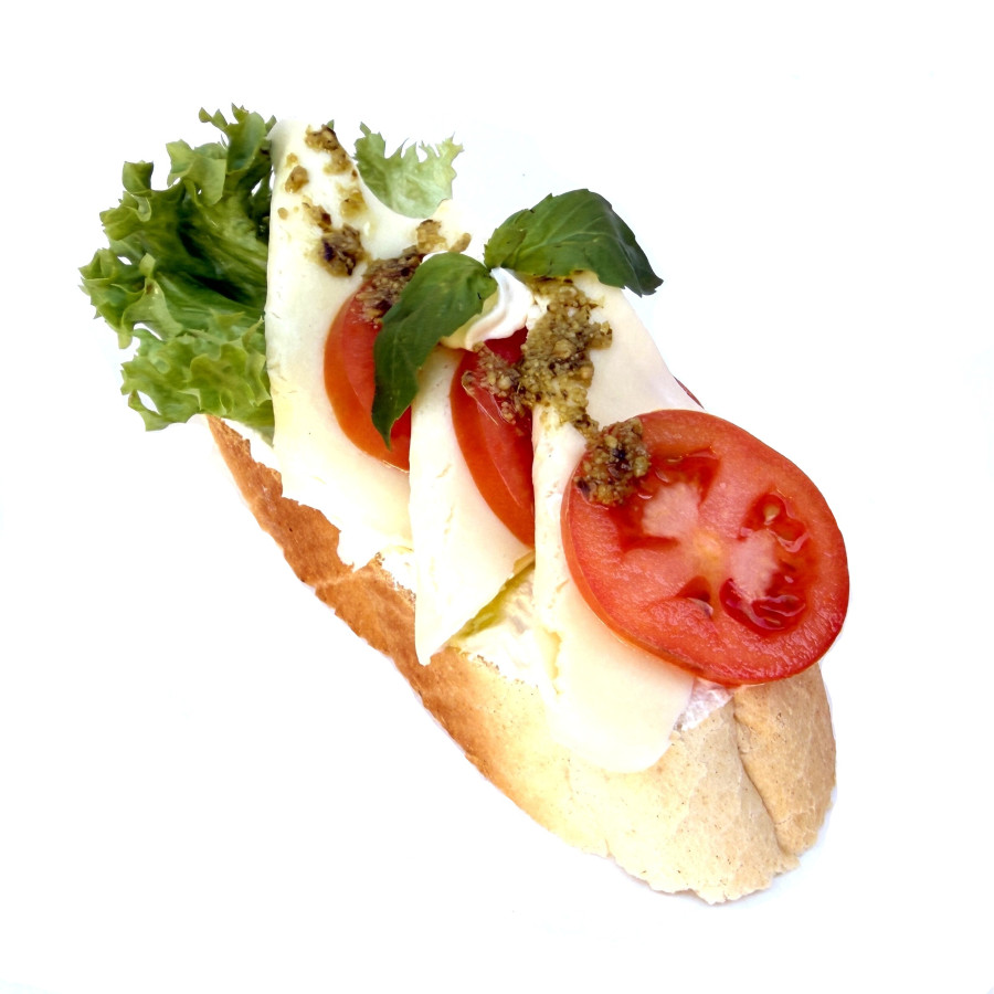 Chlebíček Caprese s mozzarellou, rajčaty a bazalkovým pestem