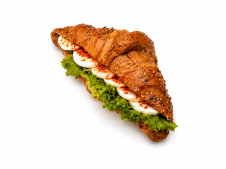 Croissant s avokádovým guacamole a vejci