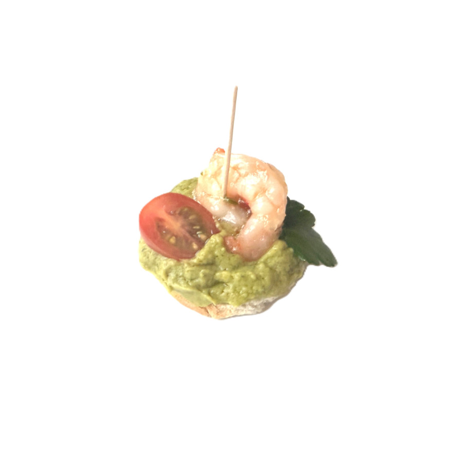 Bezlepková chlebová kanapka luxus s marinovanou tygří krevetou, avokádovým guacamole a cherry rajčátkem